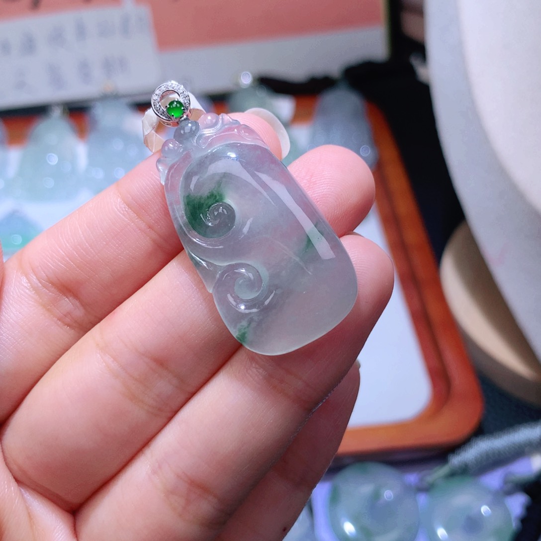 颈饰18K金镶嵌翡翠如意