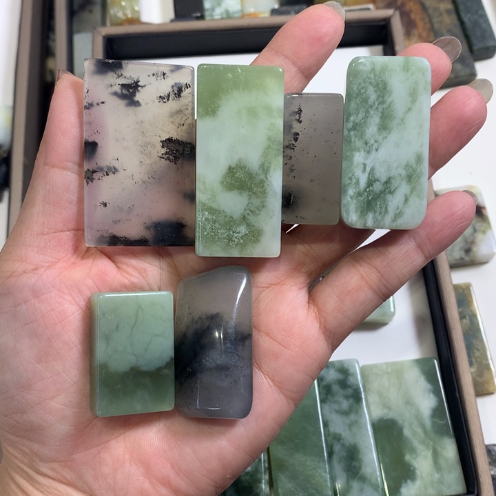 蛇纹石玉未镶嵌颈饰