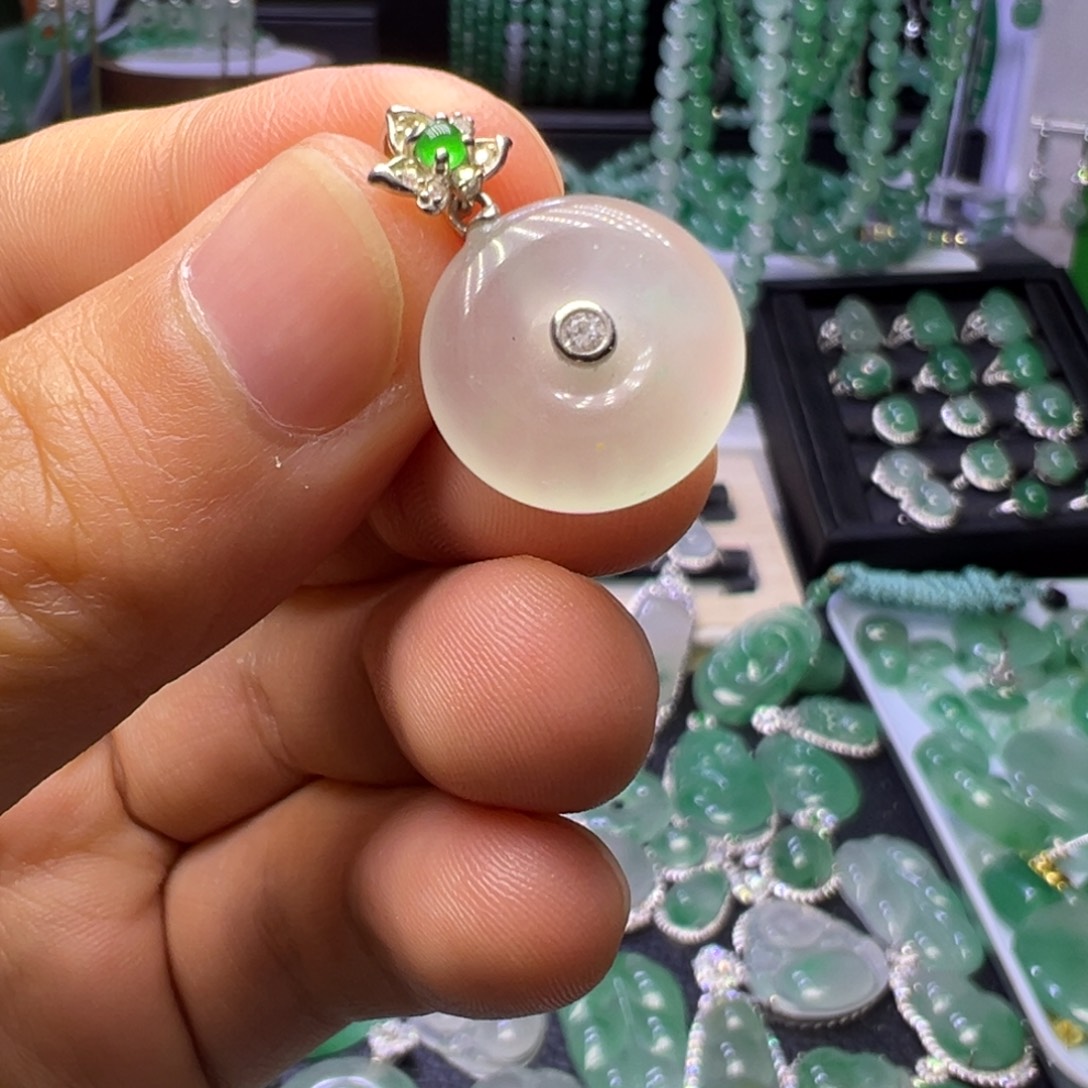 石英质玉（非洲翠）未镶嵌颈饰