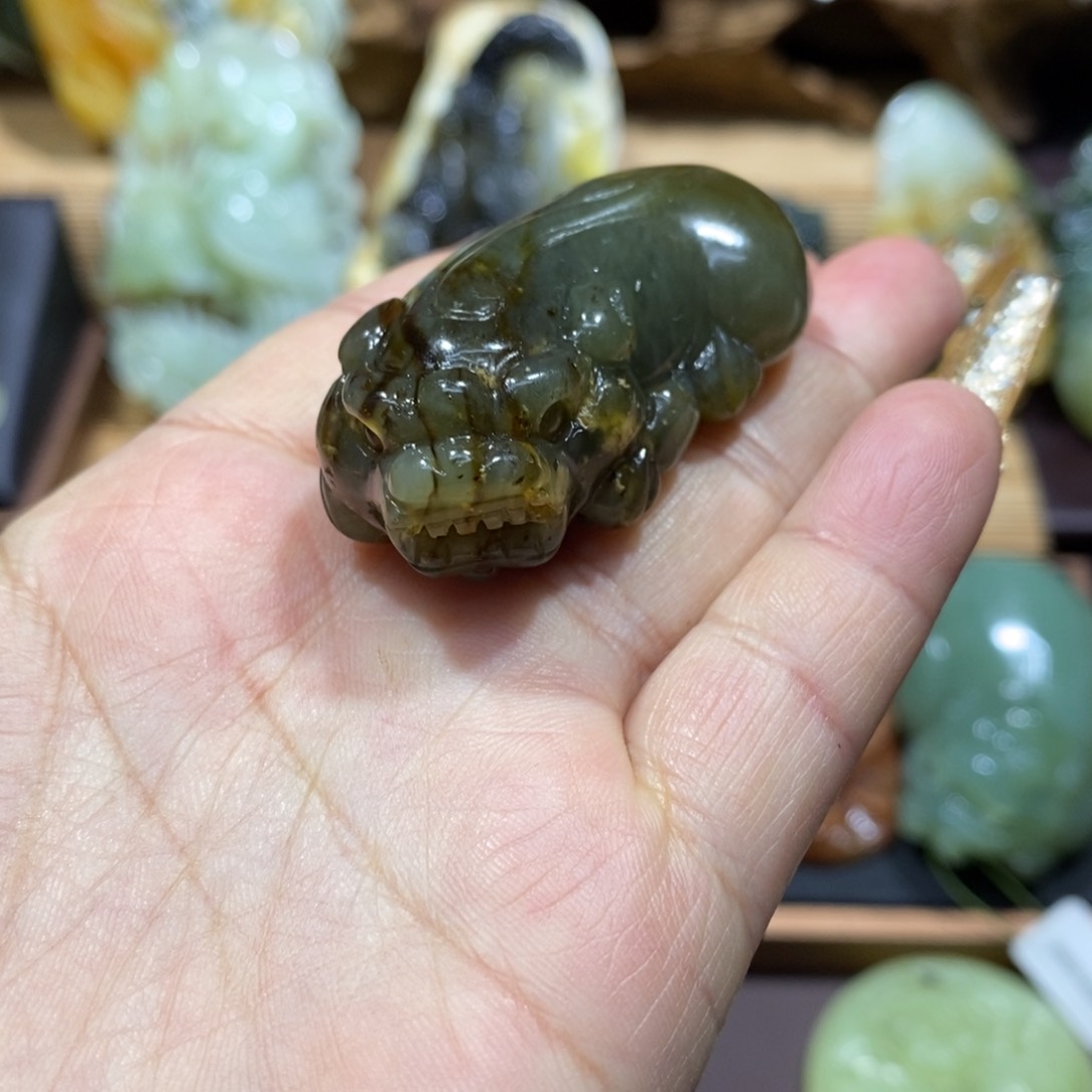 蛇纹石玉颈饰未镶嵌