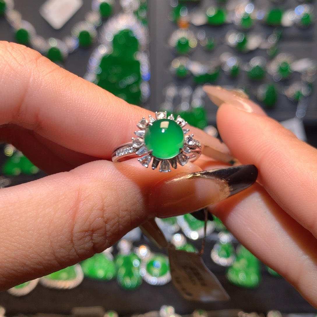 翡翠戒指18K金镶嵌蛋面