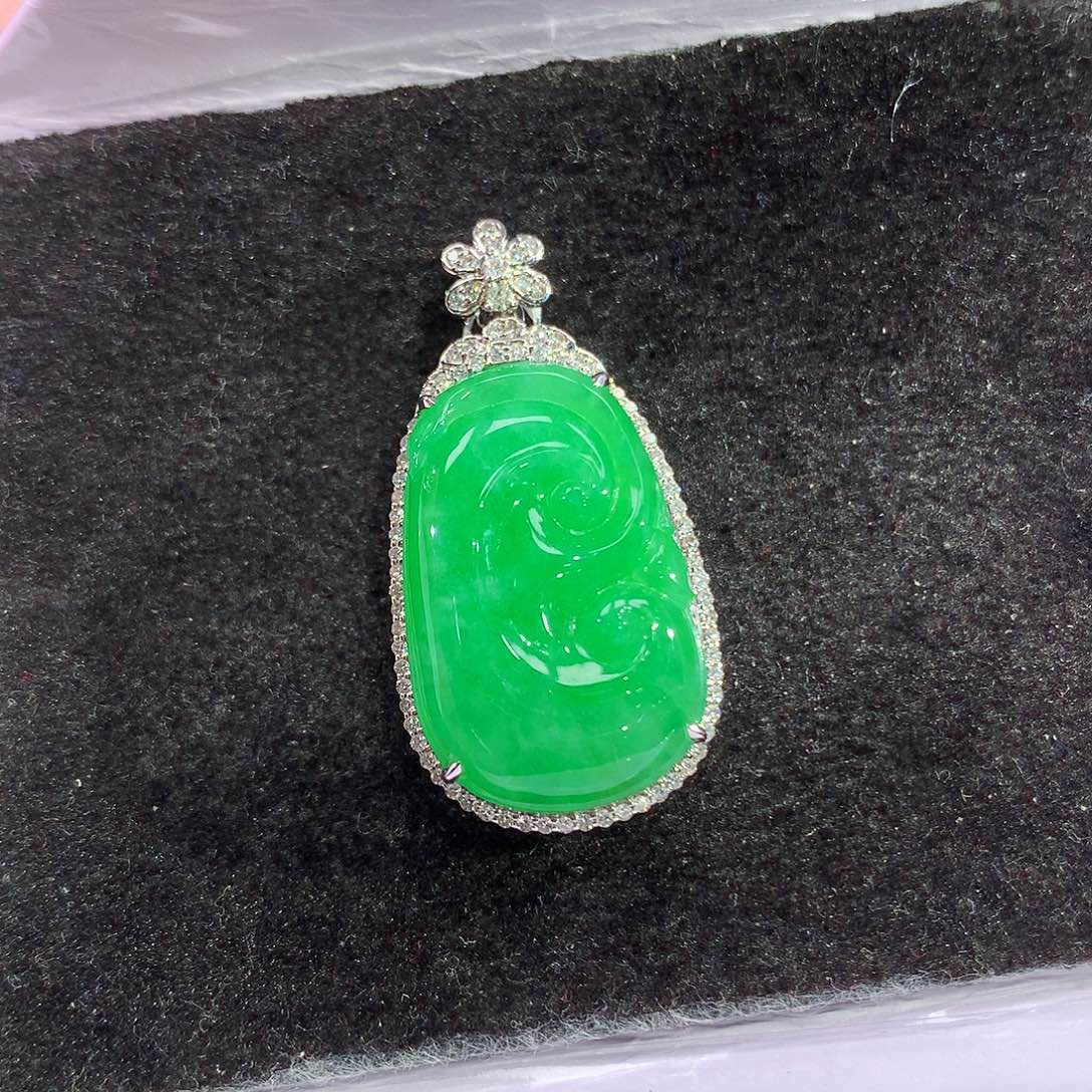 翡翠18K金镶嵌吊坠(赠链)