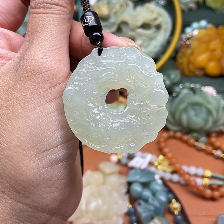 蛇纹石玉吊坠合金