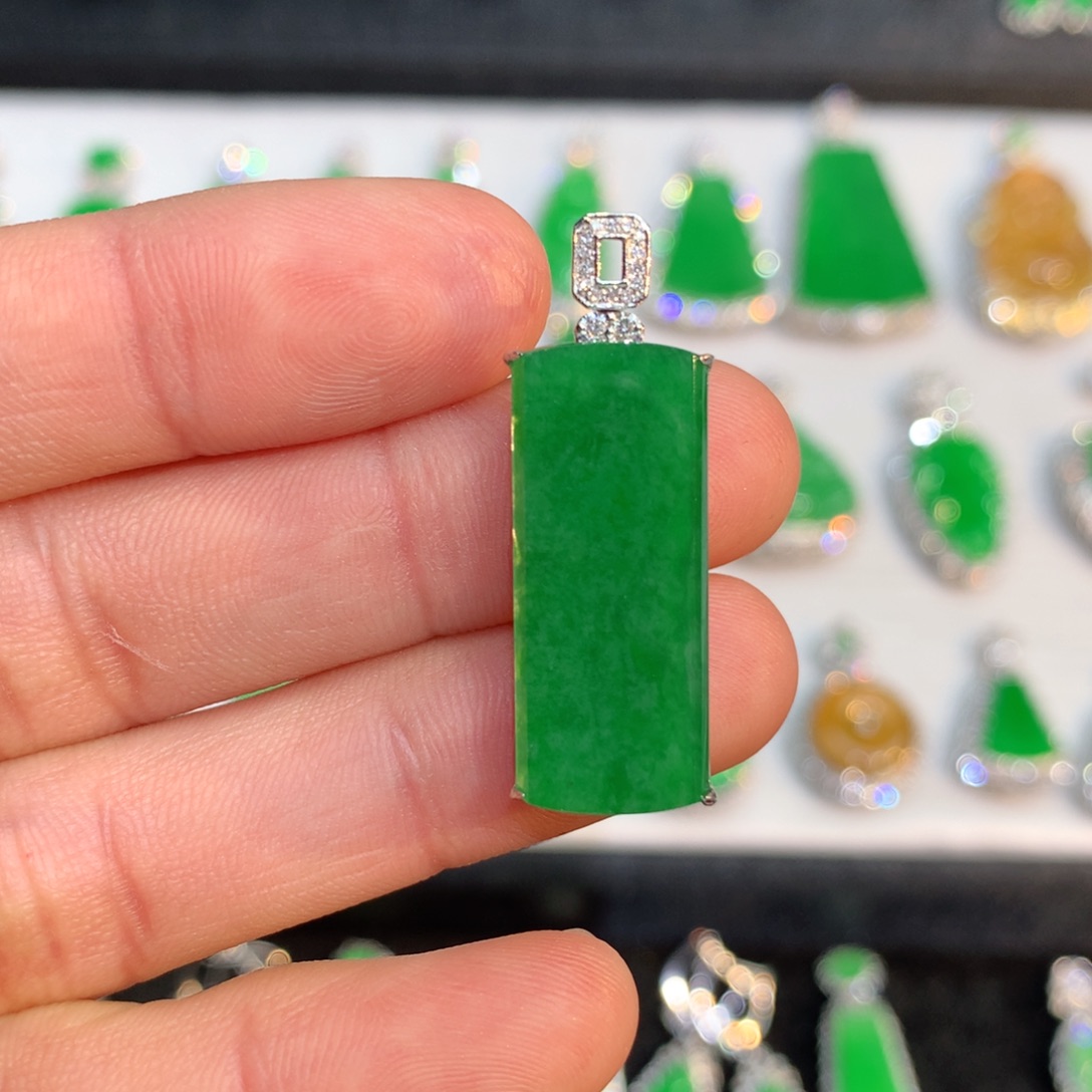 翡翠颈饰18K金镶嵌天然a货翡翠