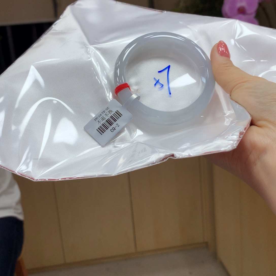 翡翠手镯未镶嵌不退不换