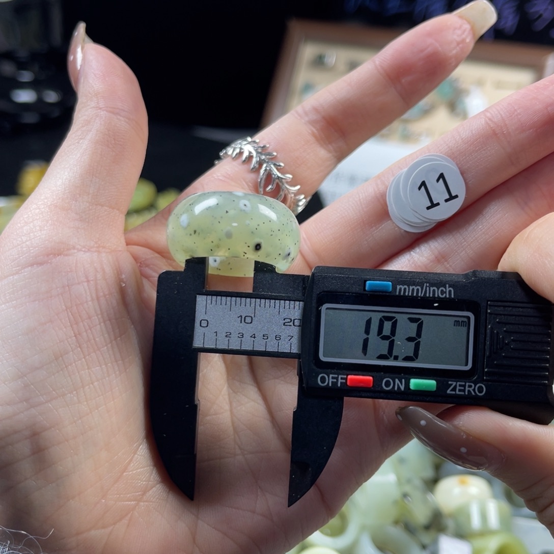 蛇纹石玉未镶嵌戒指