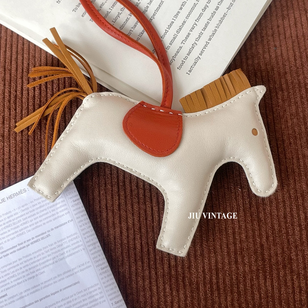 99新 Hermes/爱马仕 白色小马中号Y刻盒子中检吊牌JM13-0160