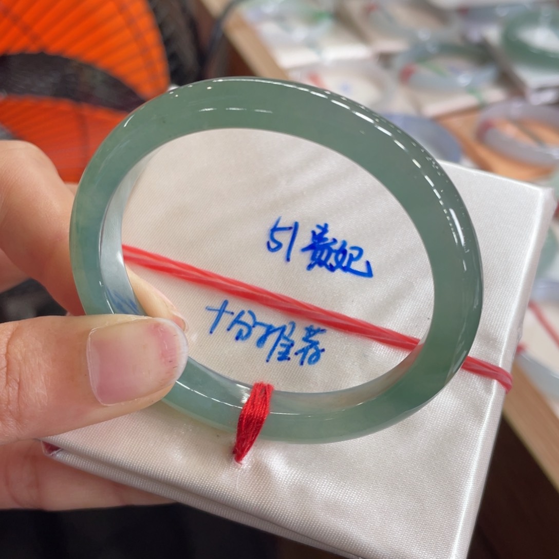 翡翠手镯未镶嵌翡翠手镯