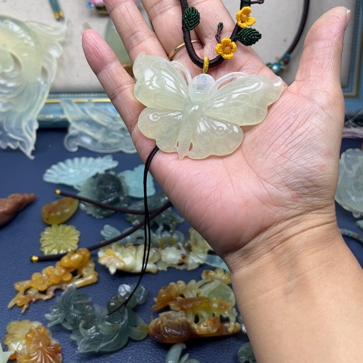 蛇纹石玉吊坠合金