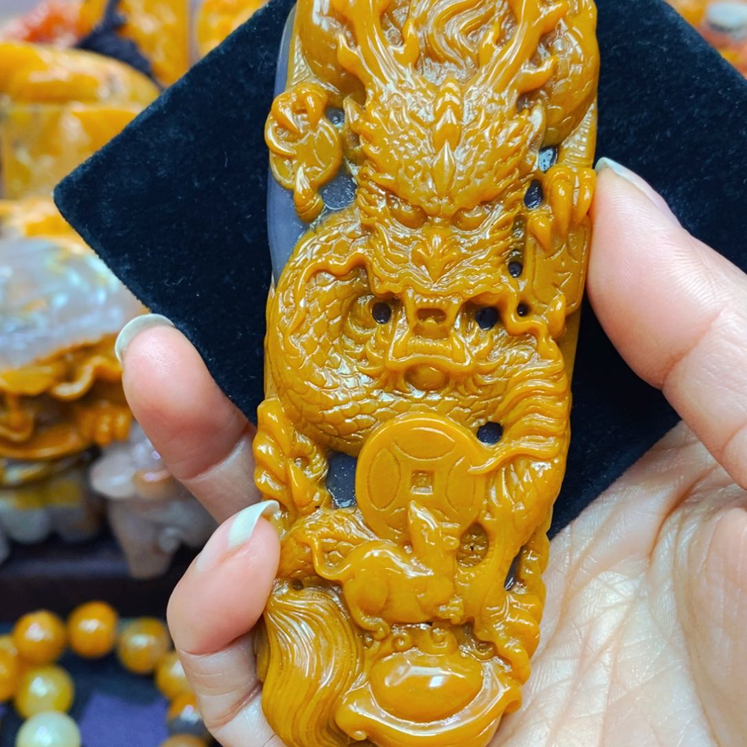 未镶嵌石英质玉（黄龙玉）颈饰