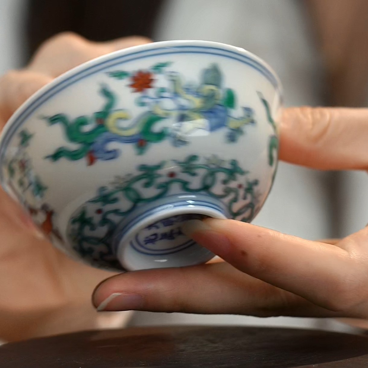 F斗彩香草龙纹主人杯