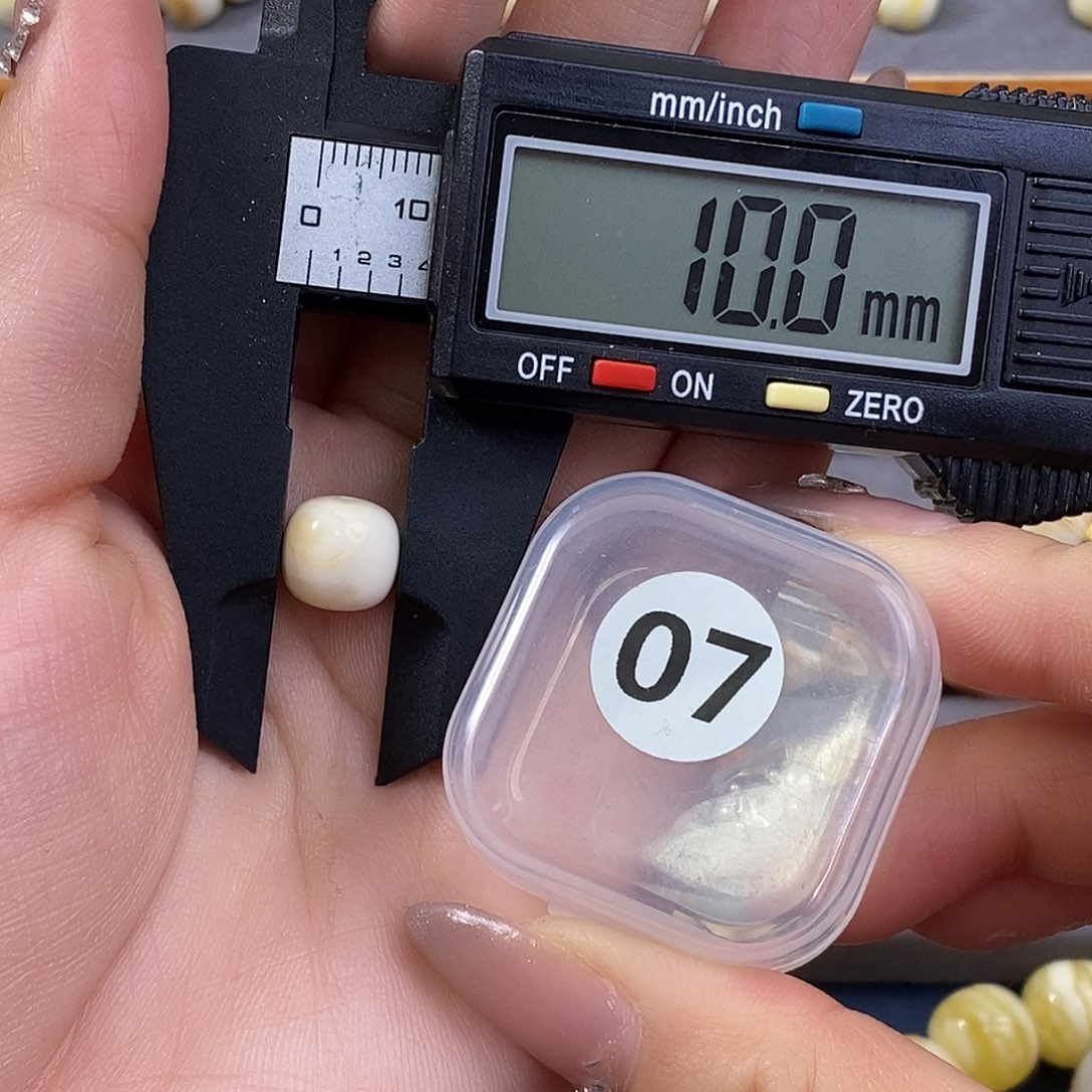 琥珀裸石未镶嵌琥珀蜜蜡微瑕凹坑