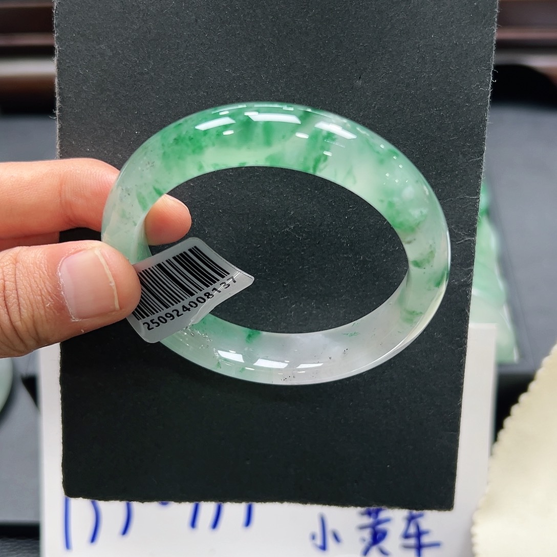 M***y石英质玉（非洲翠）未镶嵌手镯