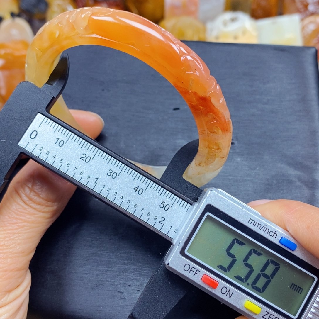 石英质玉（黄龙玉）颈饰未镶嵌