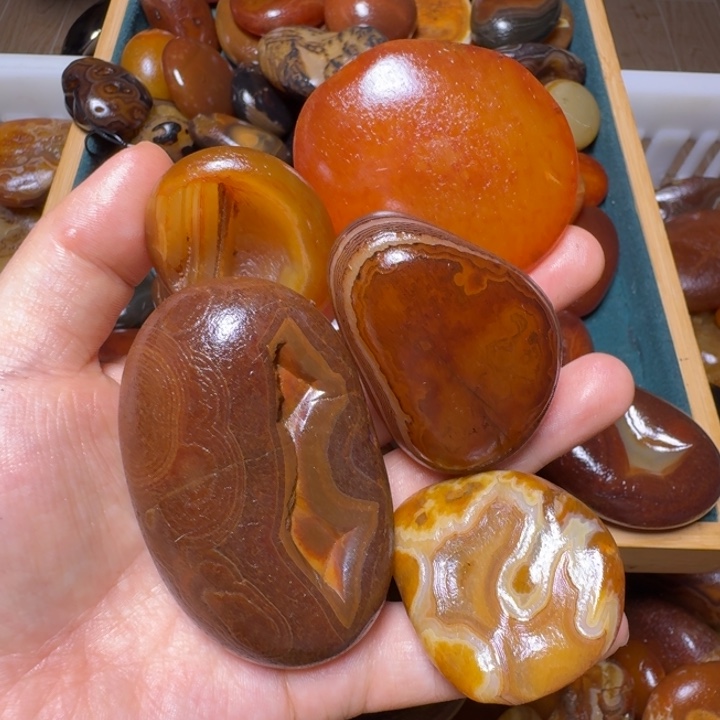 智***缘瓷片马达加斯加奇石手把件浮雕