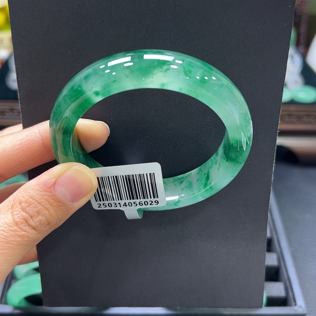 艳***子石英质玉未镶嵌手镯