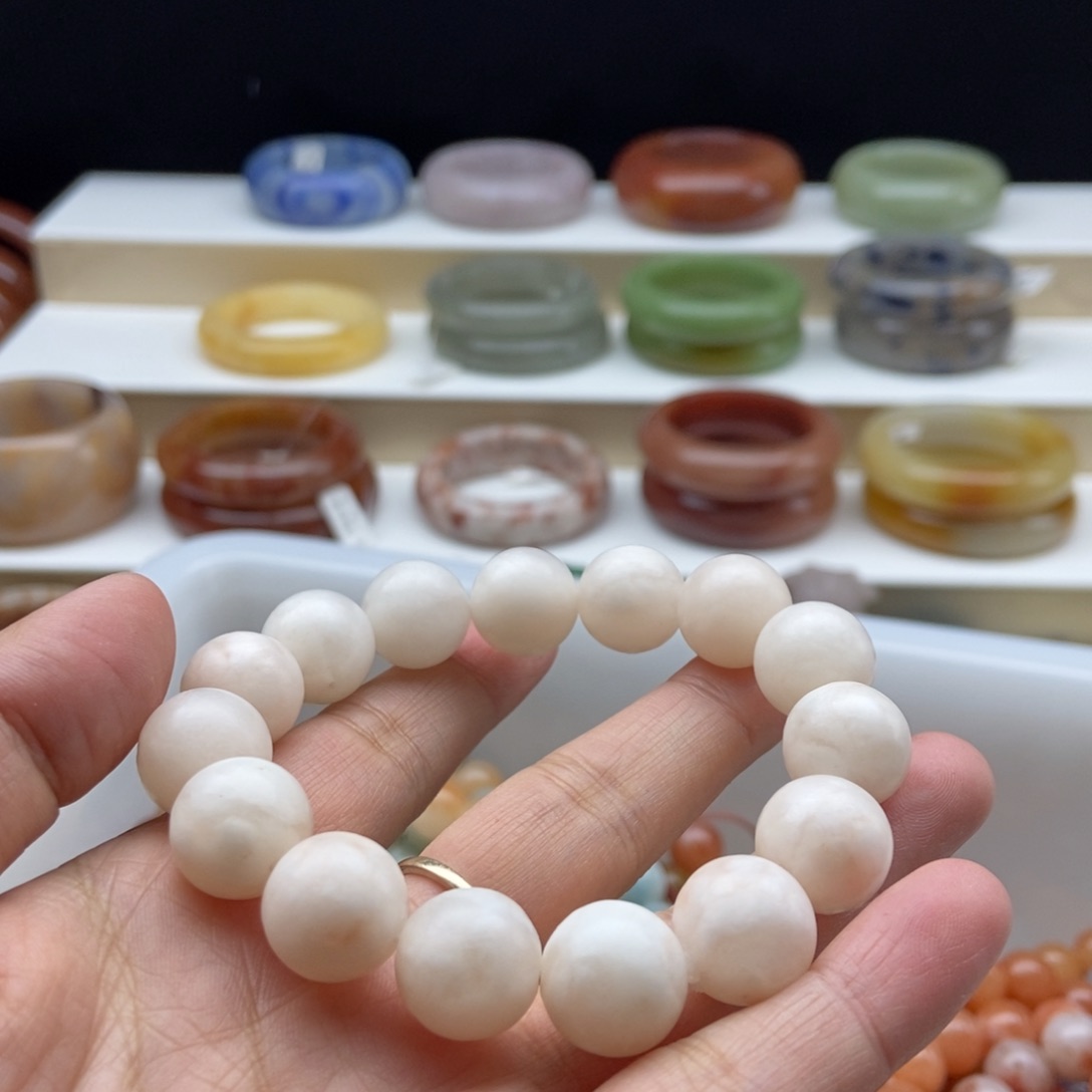 石英质玉手镯未镶嵌不****゜