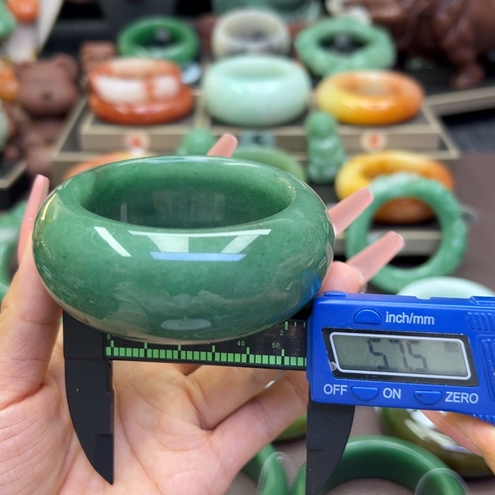 未镶嵌手镯石英岩玉