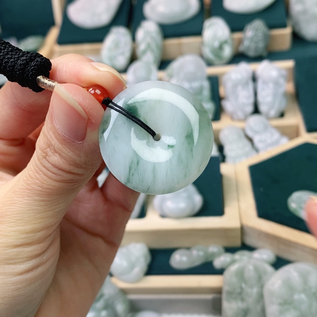 翡翠颈饰未镶嵌平安扣