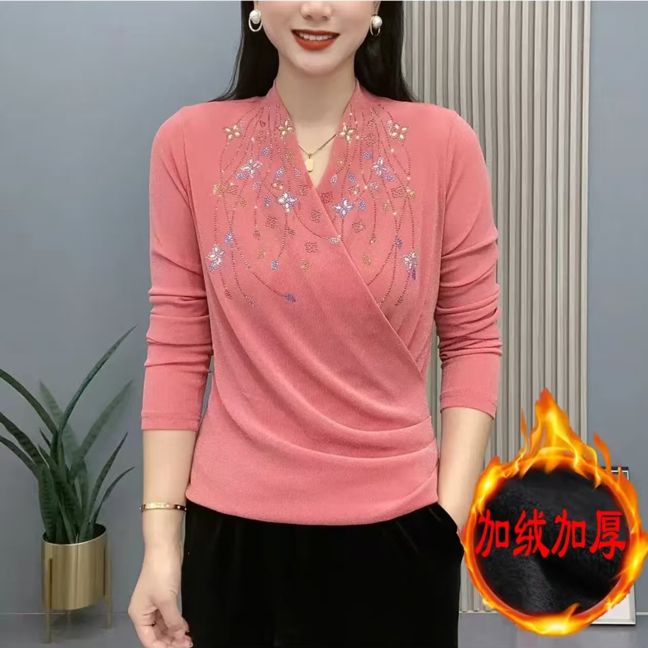 【加绒上了】秋冬款交叉领妈妈装纯色烫钻小花洋气长袖百搭打底衫