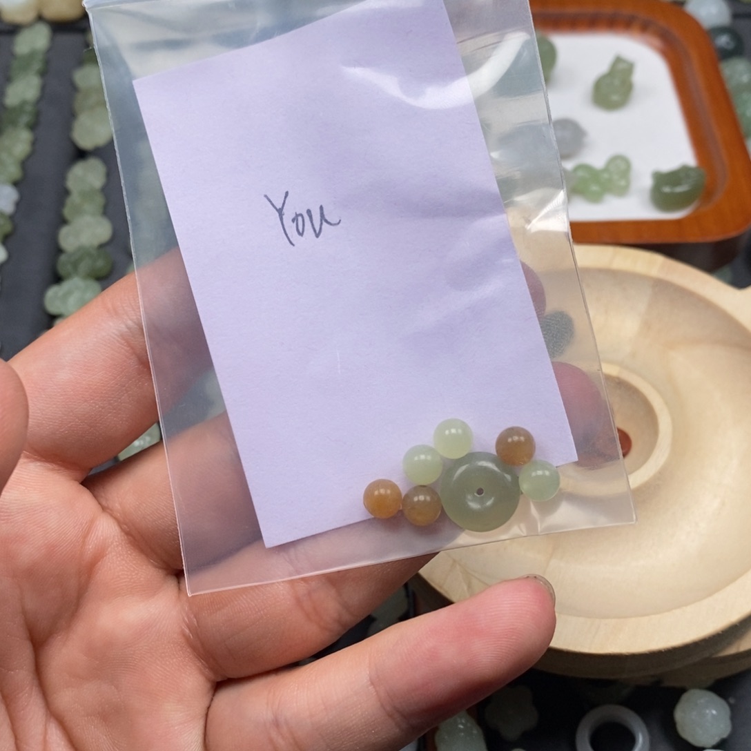 Y****和田玉未镶嵌颈饰