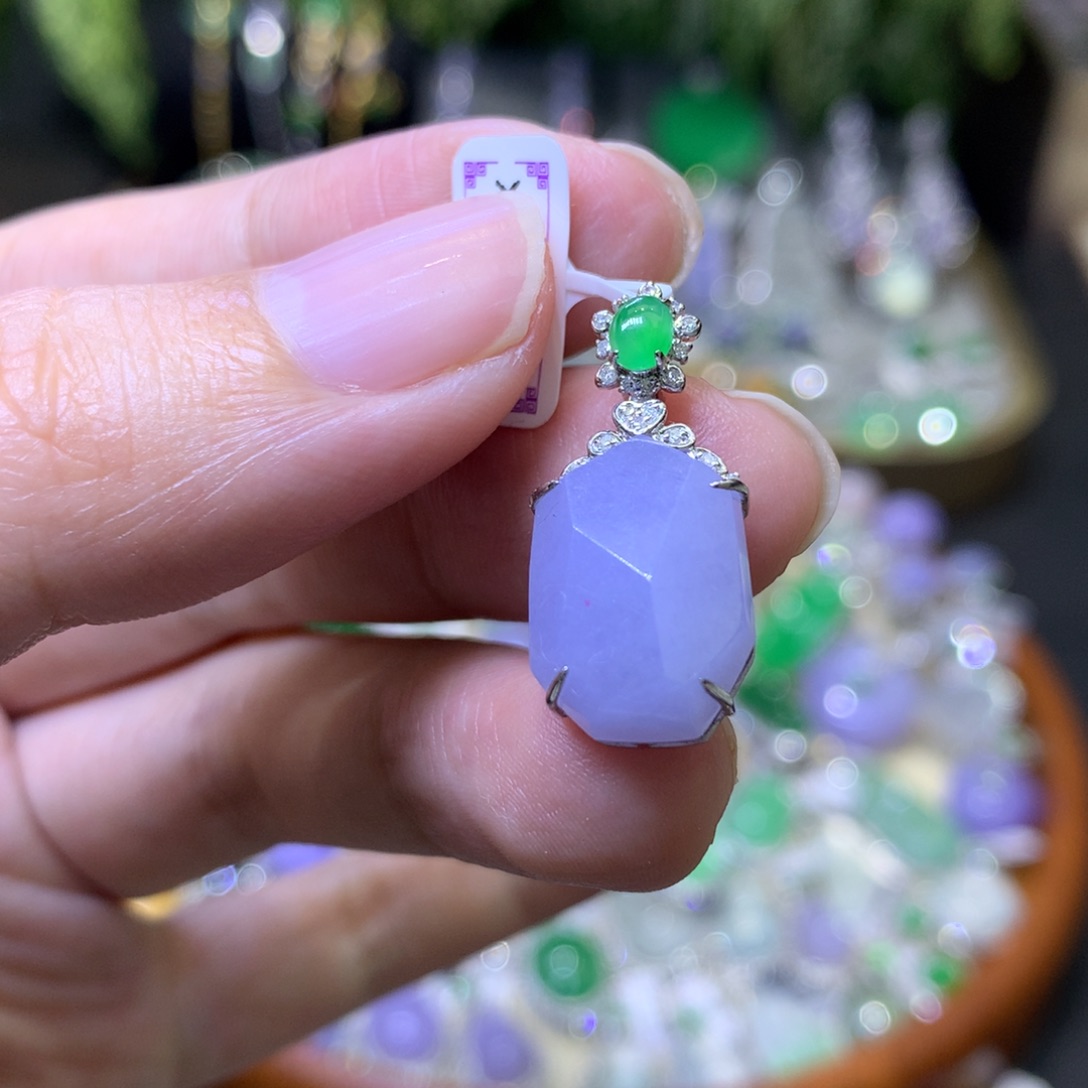 颈饰18K金镶嵌翡翠