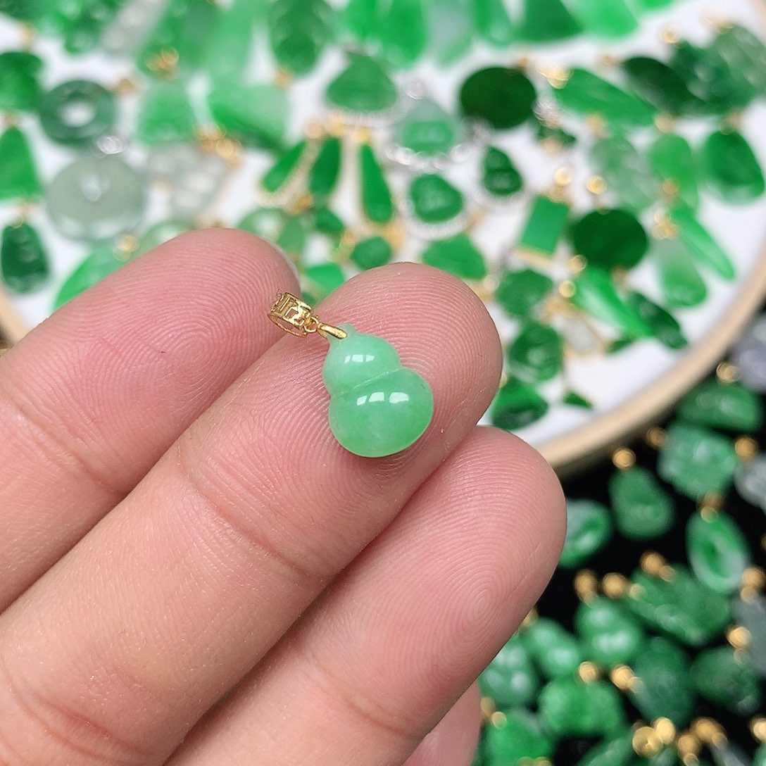 翡翠配石18K金扣 小巧精美飘阳绿小葫芦