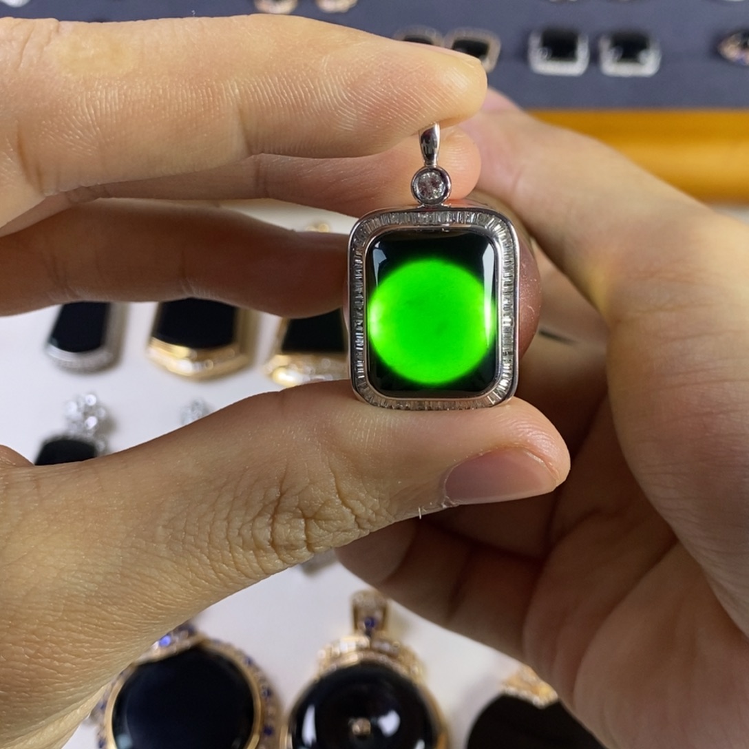 颈饰18K金镶嵌翡翠