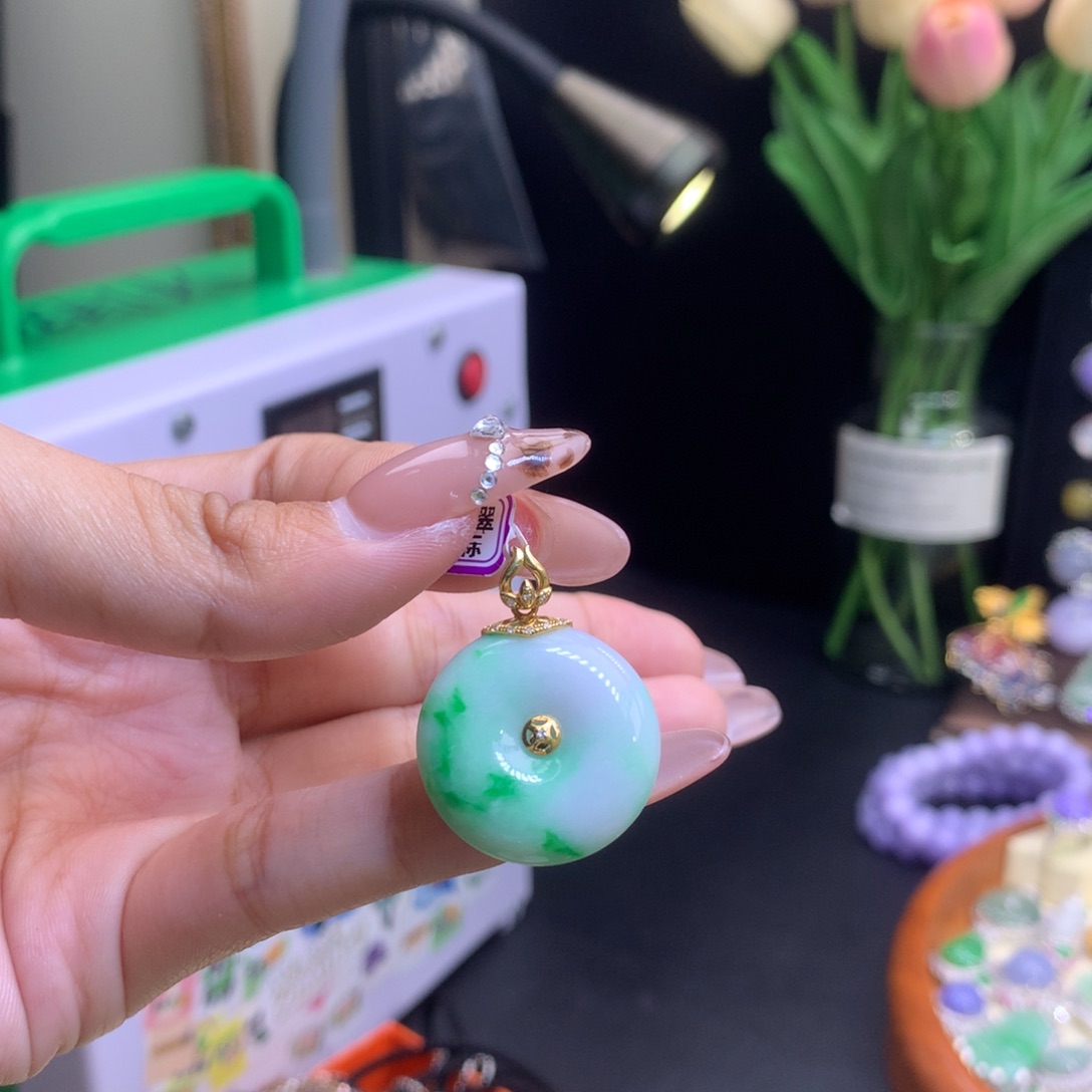 翡翠18K金镶嵌颈饰