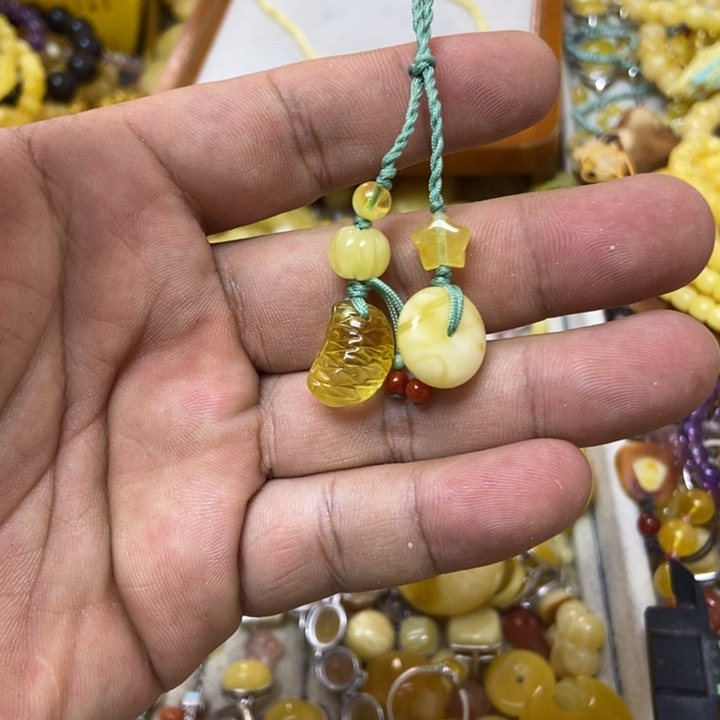 蜜蜡未镶嵌裸石吊坠