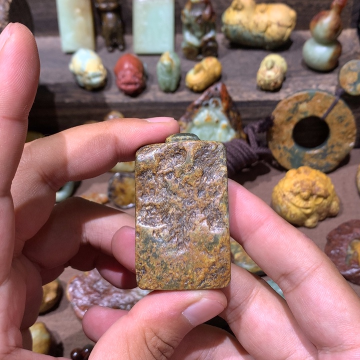 未镶嵌岫岩河磨玉（透闪石质玉）把件