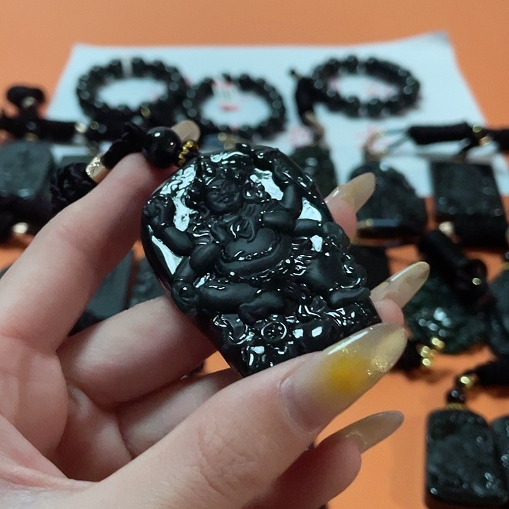 翡翠颈饰未镶嵌三****念