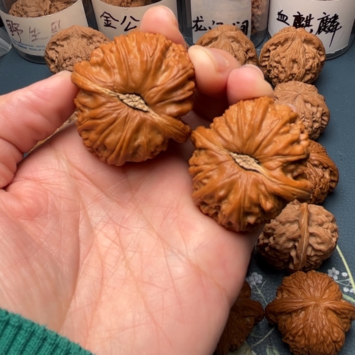 山***.文玩核桃吊坠40闷白