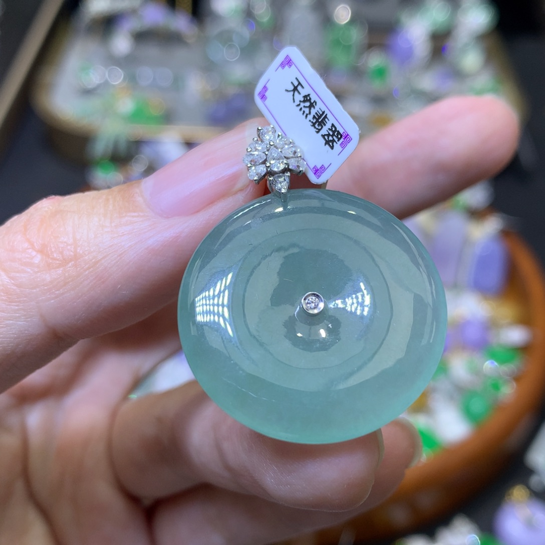 颈饰18K金镶嵌翡翠