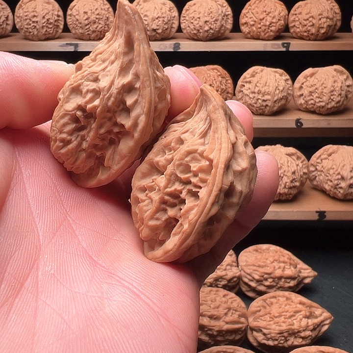 文玩核桃把件鹰嘴子母对