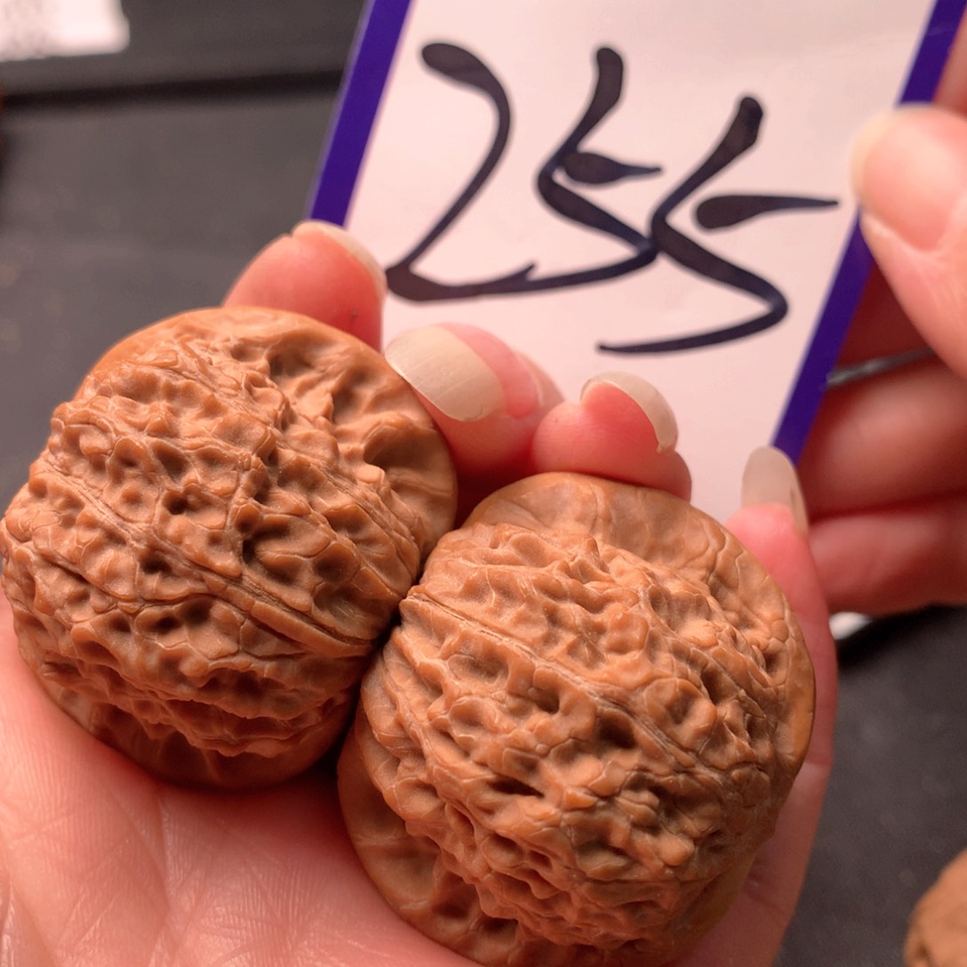 文玩核桃吊坠血麒麟