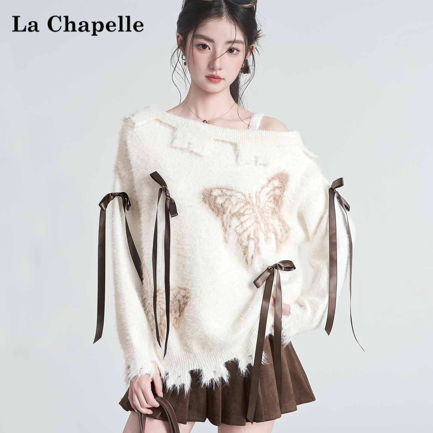 拉夏贝尔慵懒风宽松蝴蝶提花一字领露肩软糯毛衣女保暖毛毛针织衫