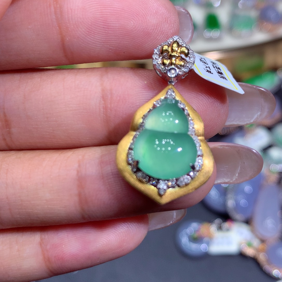 翡翠吊坠(赠链)18K金镶嵌