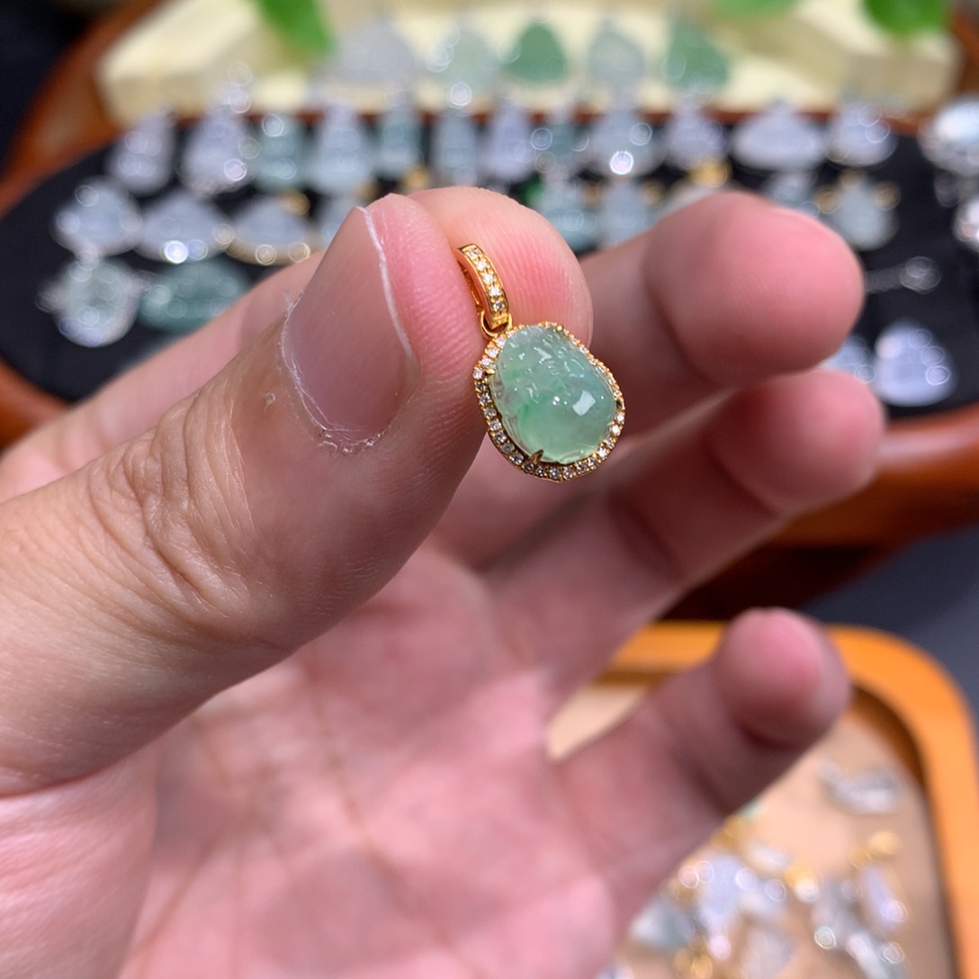 春***念颈饰18K金镶嵌翡翠貔貅