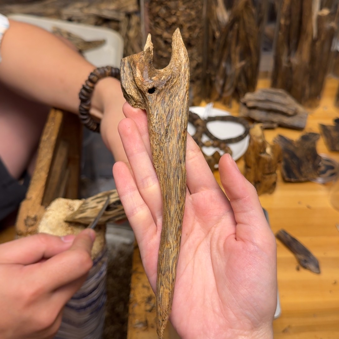 沉香碎屑沉香蓝宝石块料15克