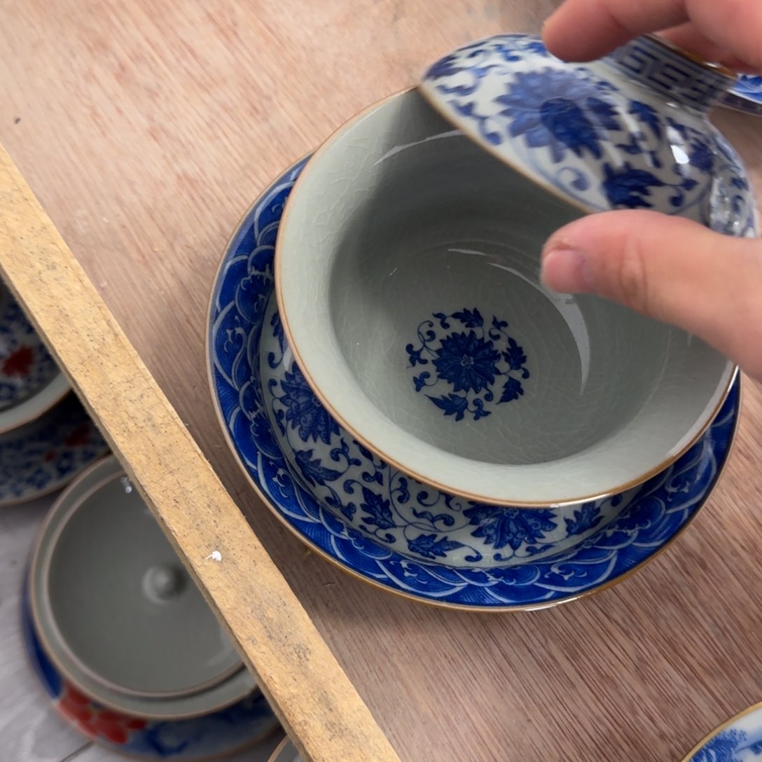 缠枝莲大高足盖碗