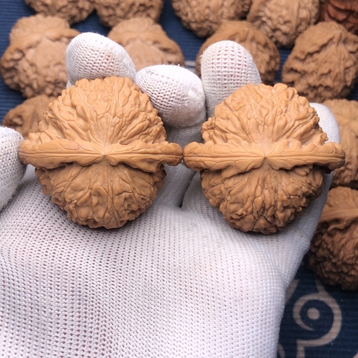 文玩核桃吊坠白狮子