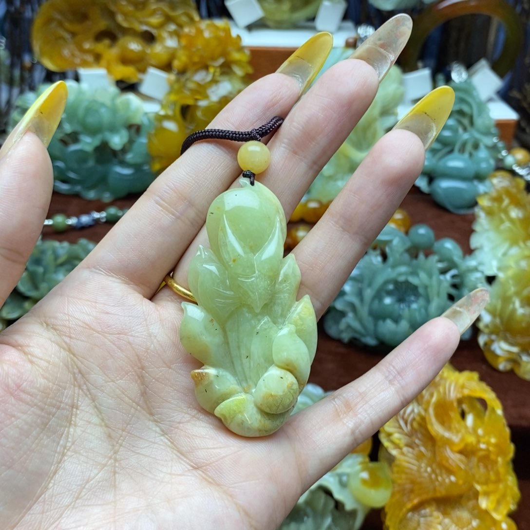 蛇纹石玉未镶嵌颈饰