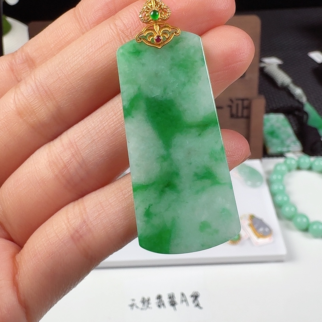 翡翠18K金镶嵌颈饰