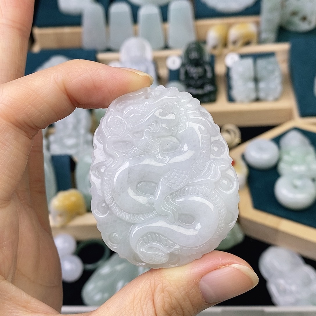 翡翠未镶嵌颈饰龙牌