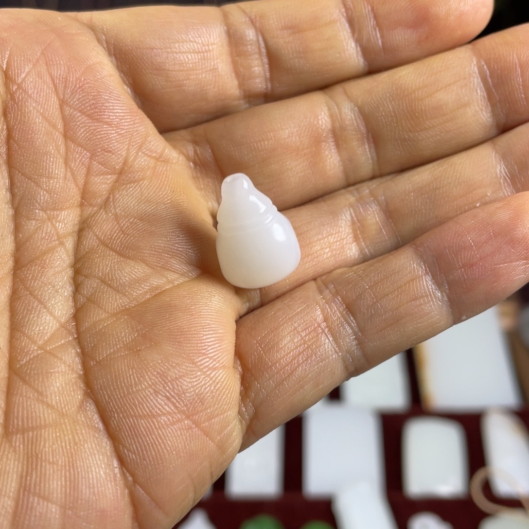 大***军和田玉未镶嵌颈饰