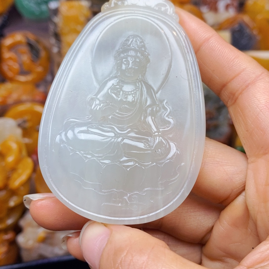 未镶嵌石英质玉（黄龙玉）颈饰