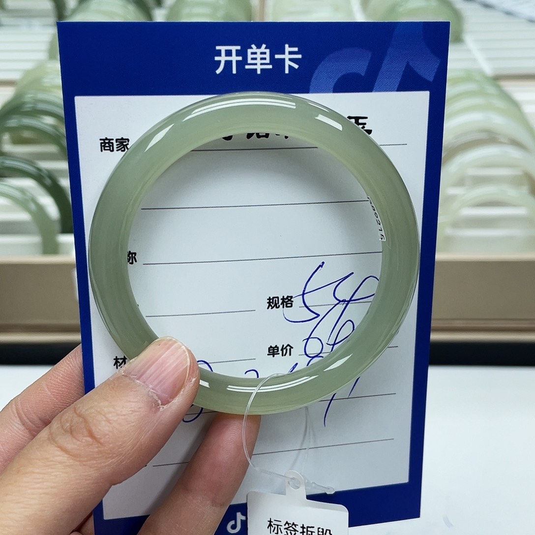 简***心和田玉未镶嵌手镯