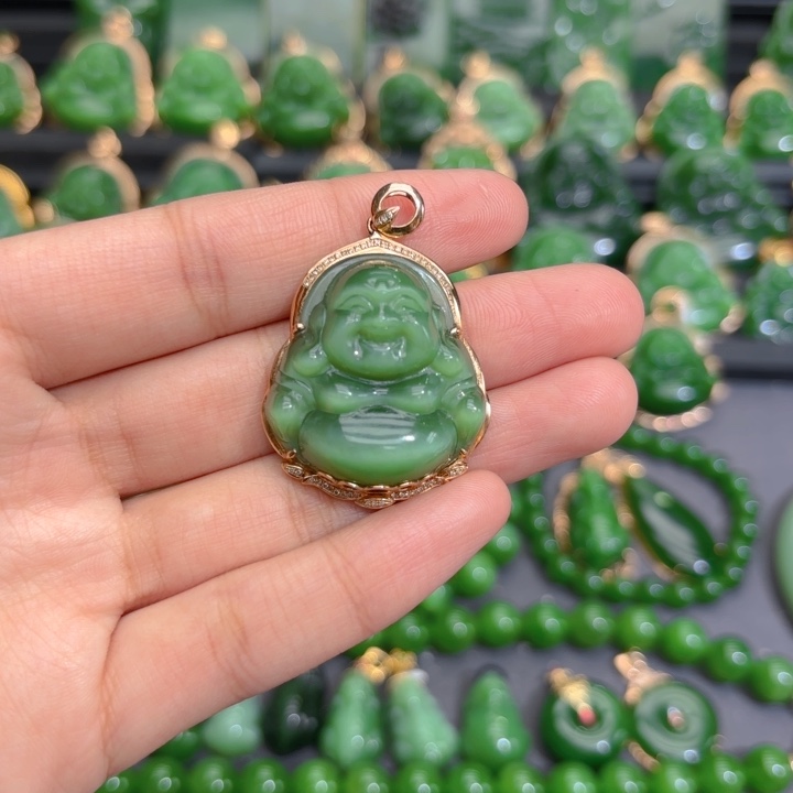 颈饰18K金镶嵌和田玉（碧玉）