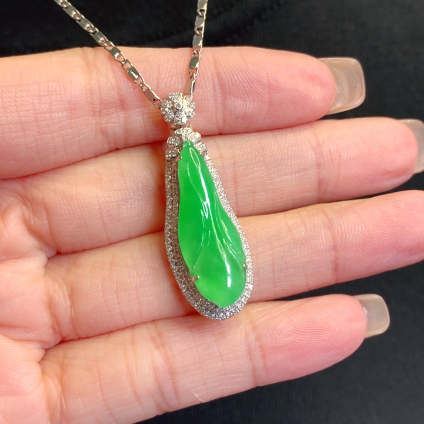 【闪购商品】颈饰18K金镶嵌翡翠兰花